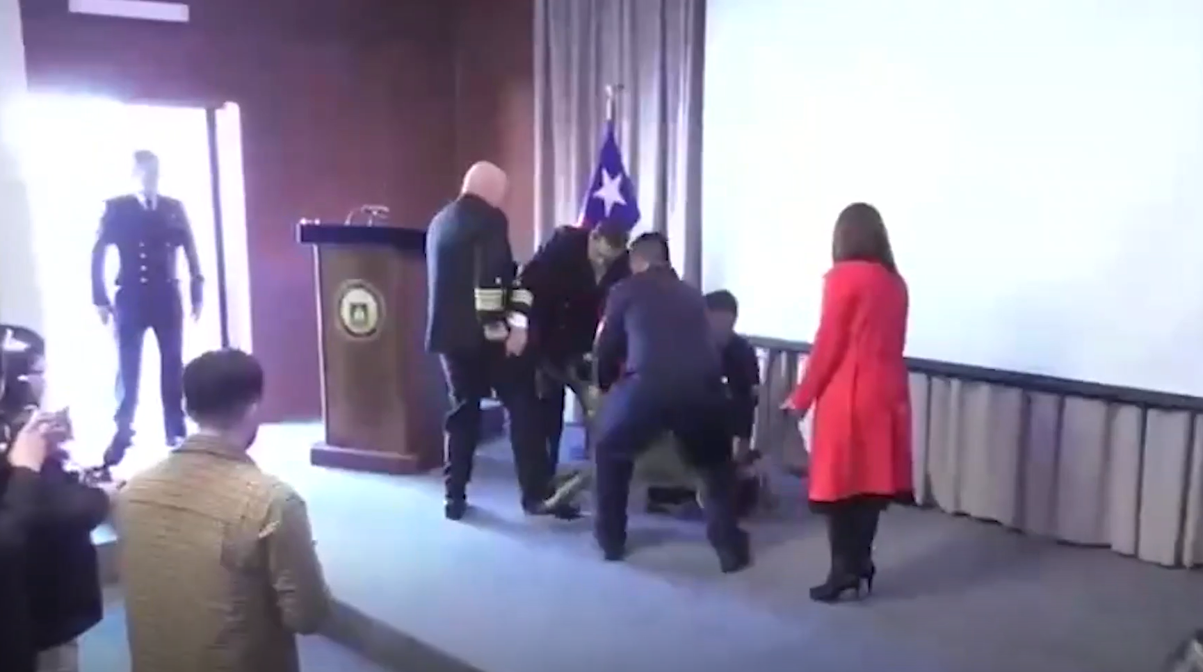 🐶 Perro antidrogas protagonizó un inesperado incidente durante una ceremonia de la Armada de Chile